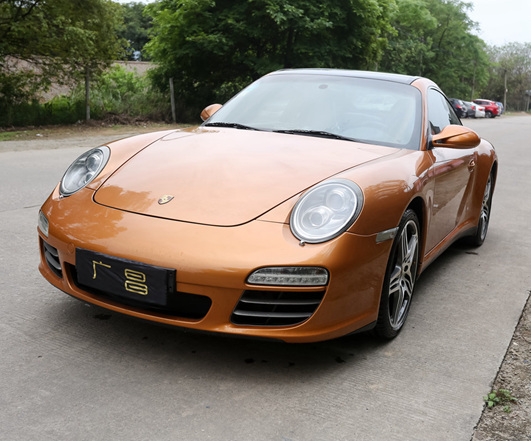 保時(shí)捷911輪轂卡鉗噴漆、紅色安全帶、車窗飾條貼亮黑色膜