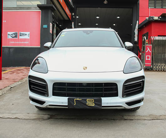 保時(shí)捷白色18卡宴改裝?Sport Design包圍、全車真皮內(nèi)飾、翻毛皮頂棚